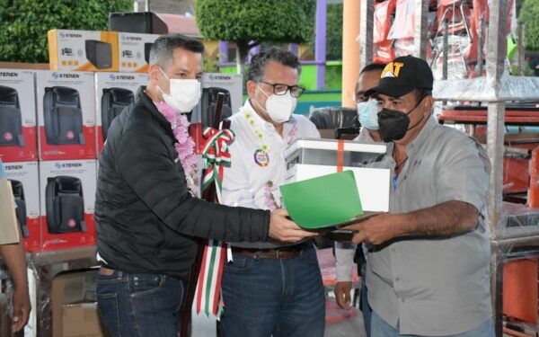 Los planteles beneficiados recibieron los apoyos en la gira de trabajo que realizó el gobernador Alejandro Murat Hinojosa por la localidad de Santa María Sola