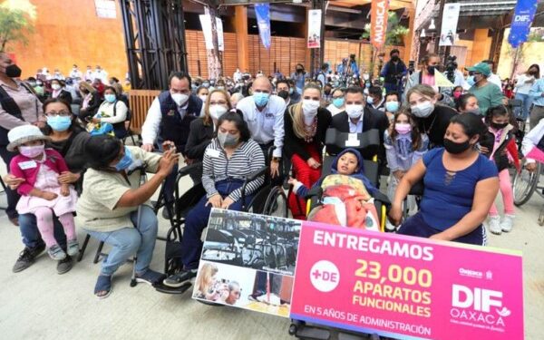 se entregaron apoyos funcionales y equipamiento a la Unidad Básica de Rehabilitación (UBR) de Santa María Colotepec