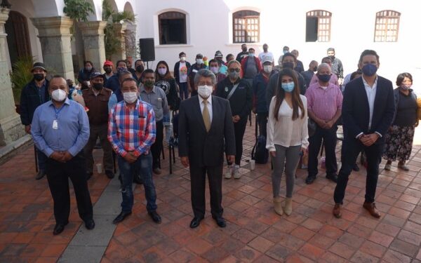 platicó con los trabajadores que diariamente lustran el calzado de las y los oaxaqueños en el zócalo capitalino.