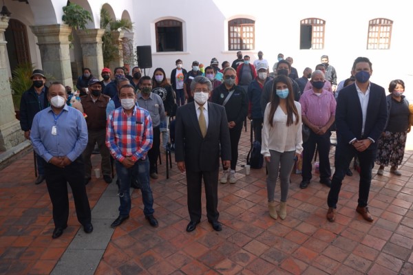 platicó con los trabajadores que diariamente lustran el calzado de las y los oaxaqueños en el zócalo capitalino.