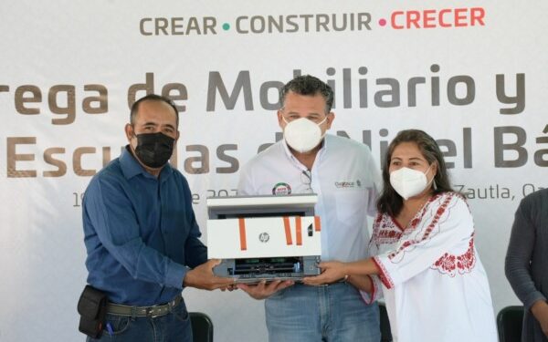 administración del gobernador Alejandro Murat invirtió 90 millones de pesos en este rubro, en beneficio de 165 mil 660 estudiantes y 9 mil 089 docentes