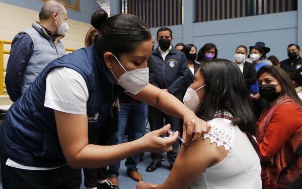 acudió a la aplicación de la dosis de refuerzo de la vacuna contra Covid-19.
