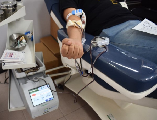 “Donar Sangre por que las mejores cosas vienen en Pares, ven y dona sangre con tu pareja, papá, hermano, amigo o quien tú quieras”.