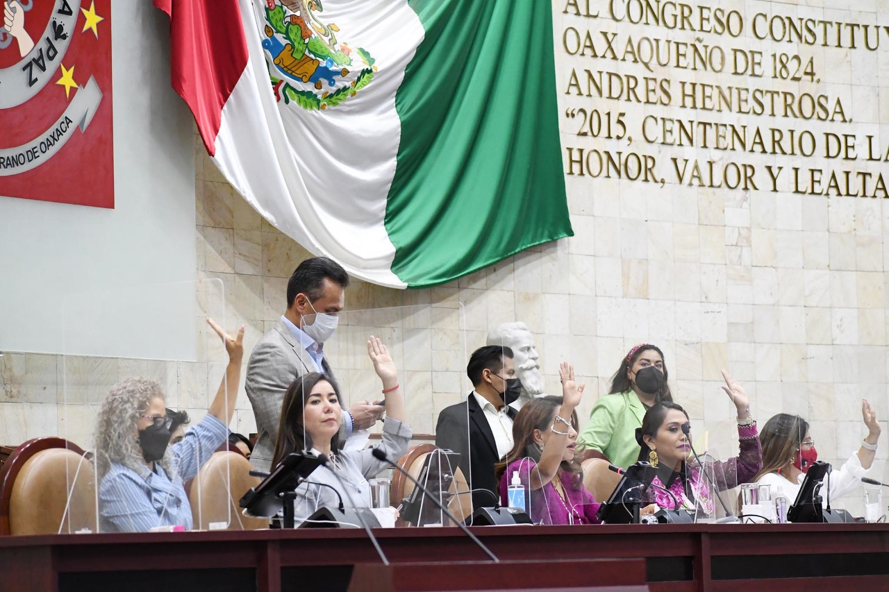 atienda inmediatamente a los diversos grupos de manifestantes, quienes bloquean la ciudad de Oaxaca.