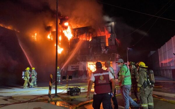 ●       El incendió se registró en un establecimiento comercial durante la noche del miércoles.