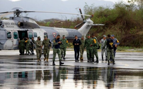 Gobernador de Oaxaca y Fuerzas Armadas se trasladan a Huatulco para coordinar distribución de apoyos