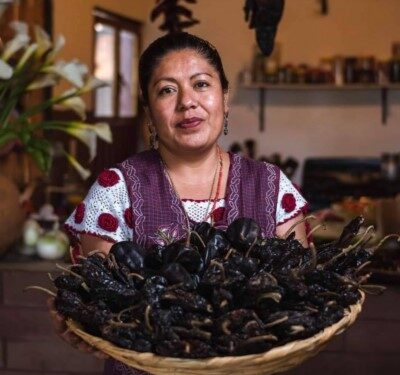 mole negro, segueza, estofado y tepache, entre otros platillos y bebidas