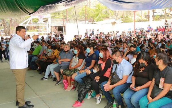 autoridades municipales y agentes para atender las demandas de la población.