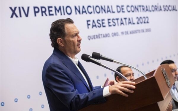 evento en el que reconoció la participación de la sociedad en la vigilancia de la ética pública.