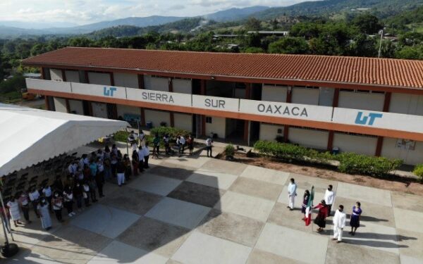 la universidad realizó diversas actividades cívicas y culturales