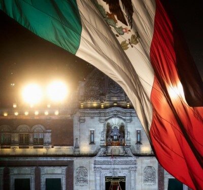 el mandatario ondeó en el balcón principal de Palacio Nacional la bandera tricolor