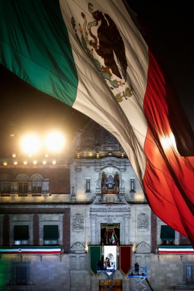 el mandatario ondeó en el balcón principal de Palacio Nacional la bandera tricolor