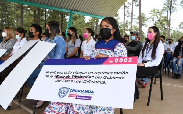 becas universitarias para inscripción, titulación, materiales, equipo técnico y de servicio social, a 214 jóvenes de la UT de la Tarahumara