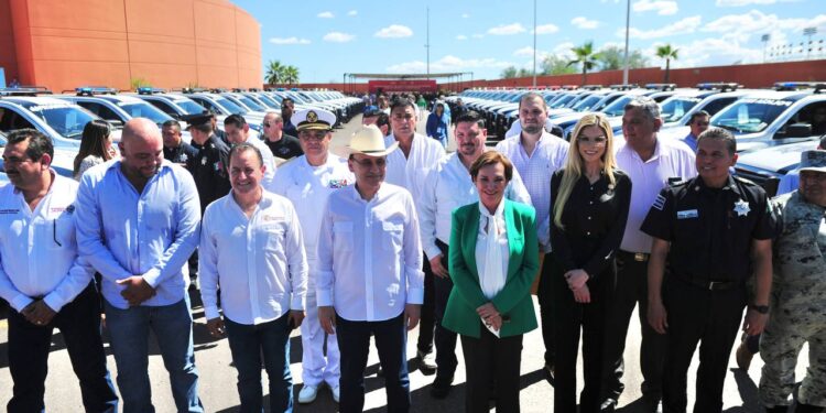 El mandatario hizo entrega de armas, uniformes y vehículos a policías de Sonora