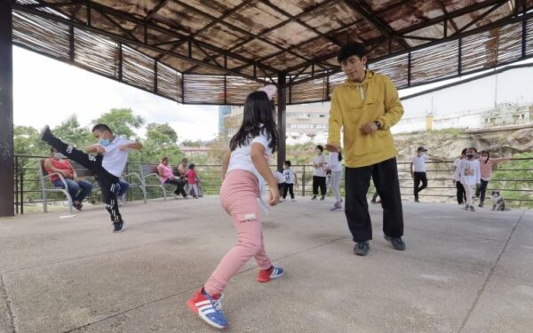 enriquecer las actividades gratuitas que se ofrecen en los parques públicos a toda la ciudadanía.