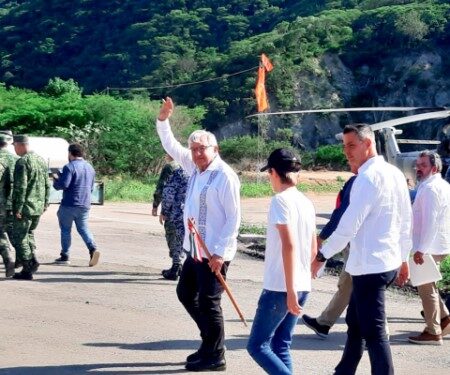 los avances de los proyectos prioritarios de la región del Istmo y del Programa Nacional de Caminos de Mano de Obra en San Juan Bautista La Raya