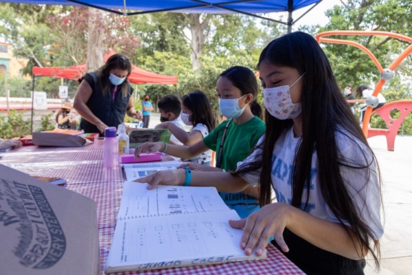 Taller de Lectoescritura, iniciativa que se lleva a cabo en el Parque Del Agua Centenario.