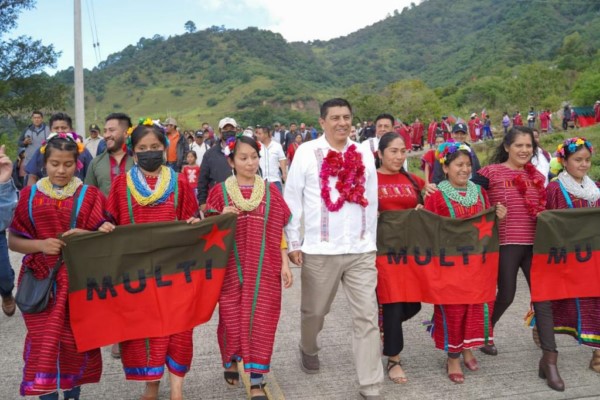 · El gobernador electo de Oaxaca, Salomón Jara Cruz, dialoga con la comunidad triqui, impulsará su bienestar.