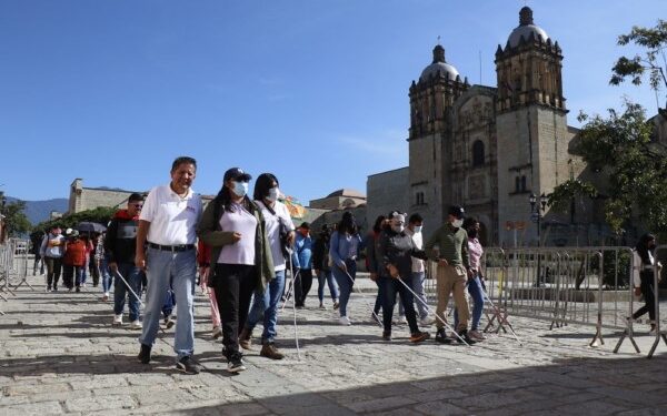 llevaron a cabo una “Caminata a Ciegas” sobre el andador turístico de la Ciudad de Oaxaca.