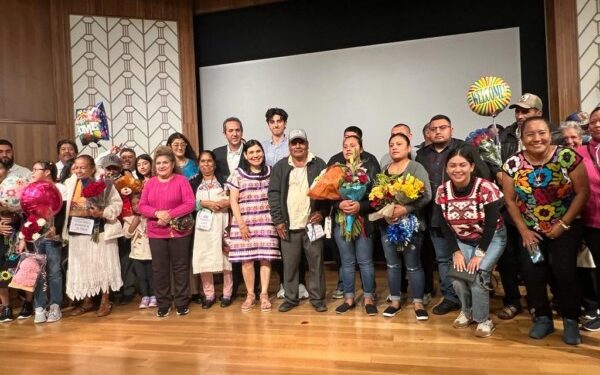embajadores culturales, promovieran las costumbres y tradiciones de sus comunidades de origen en la unión americana.
