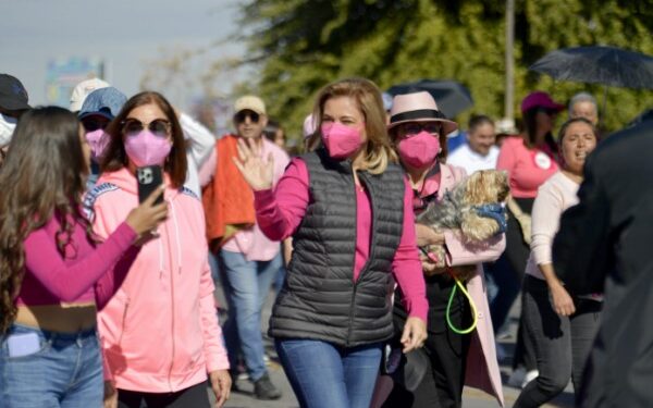 Asiste gobernadora Maru Campos a marcha en favor del INE