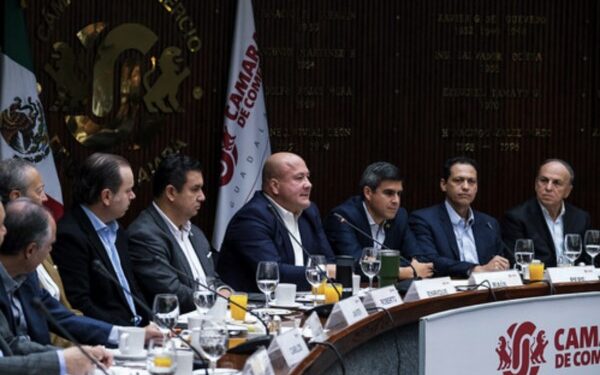 DA CONTINUIDAD A DIÁLOGO ENRIQUE ALFARO CON CONSEJO DIRECTIVO DE CANACO