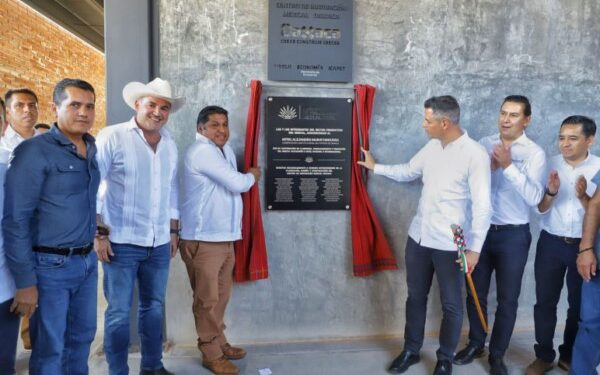 Entrega Alejandro Murat el Centro de Innovación Mezcal Oaxaca, un legado para el sector productor de esta bebida tradicional