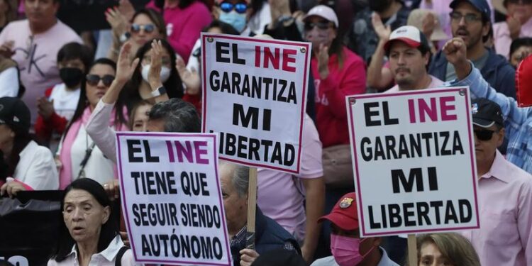 Miles de personas marchan en defensa del INE en México