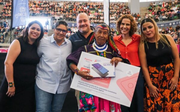 ENTREGA ENRIQUE ALFARO CHEQUES A BENEFICIARIAS DE FUERZA MUJERES