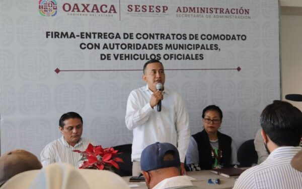 Firma Secretaría de Administración comodatos de vehículos  con autoridades municipales
