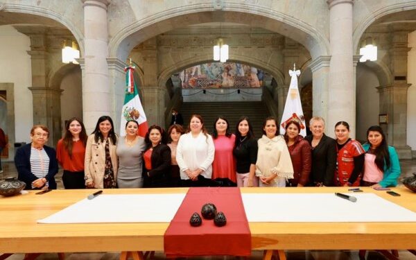          A través de la Secretaría de las Mujeres se inició con la Jornada de Capacitación al Gabinete legal y ampliado del Gobierno