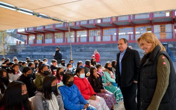 Convive gobernadora Maru Campos con personal y alumnos del internado de Sisoguichi