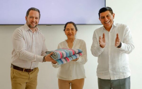 El Gobernador Salomón Jara Cruz atestiguó la donación de la empresa Asur