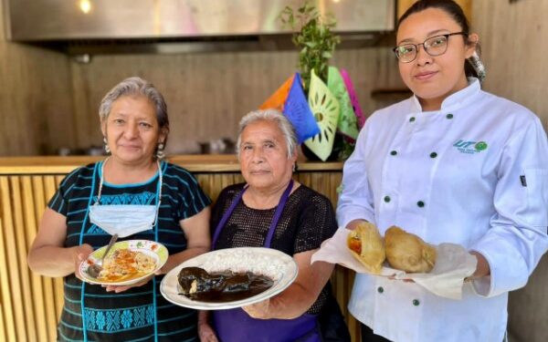 guisado de frutas, higaditos, mole, tamales de chichilo y chocolate espuma