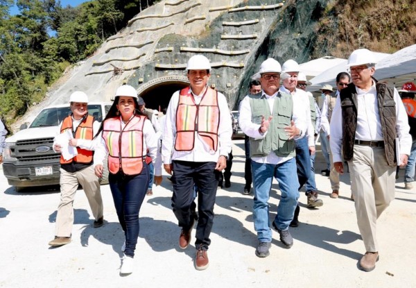 dando puntual seguimiento a los trabajos de esta supercarretera, a fin de concluirla a la brevedad posible