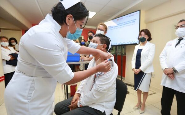      El mandatario oaxaqueño recibió la primera vacuna, como muestra de la importancia de realizar esta acción