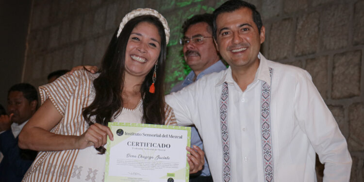 •Destaca el valor de esta iniciativa que contribuye al fomento del aprendizaje de este destilado en Oaxaca.
