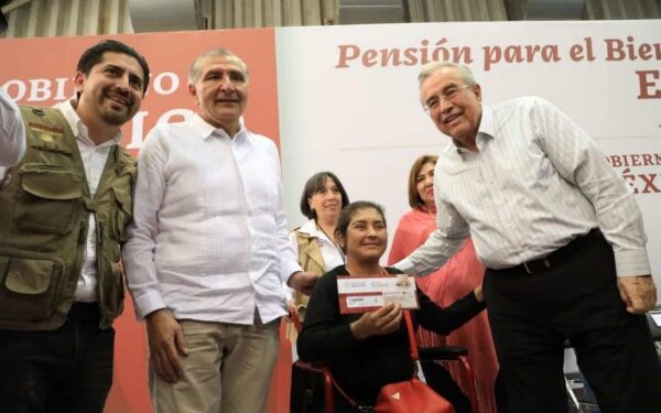 , la dona a una persona con necesidad económica.