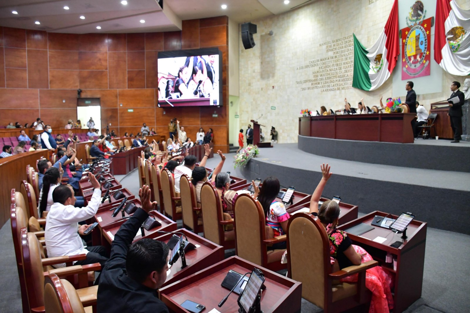 voto de las dos terceras partes de las y los diputados.