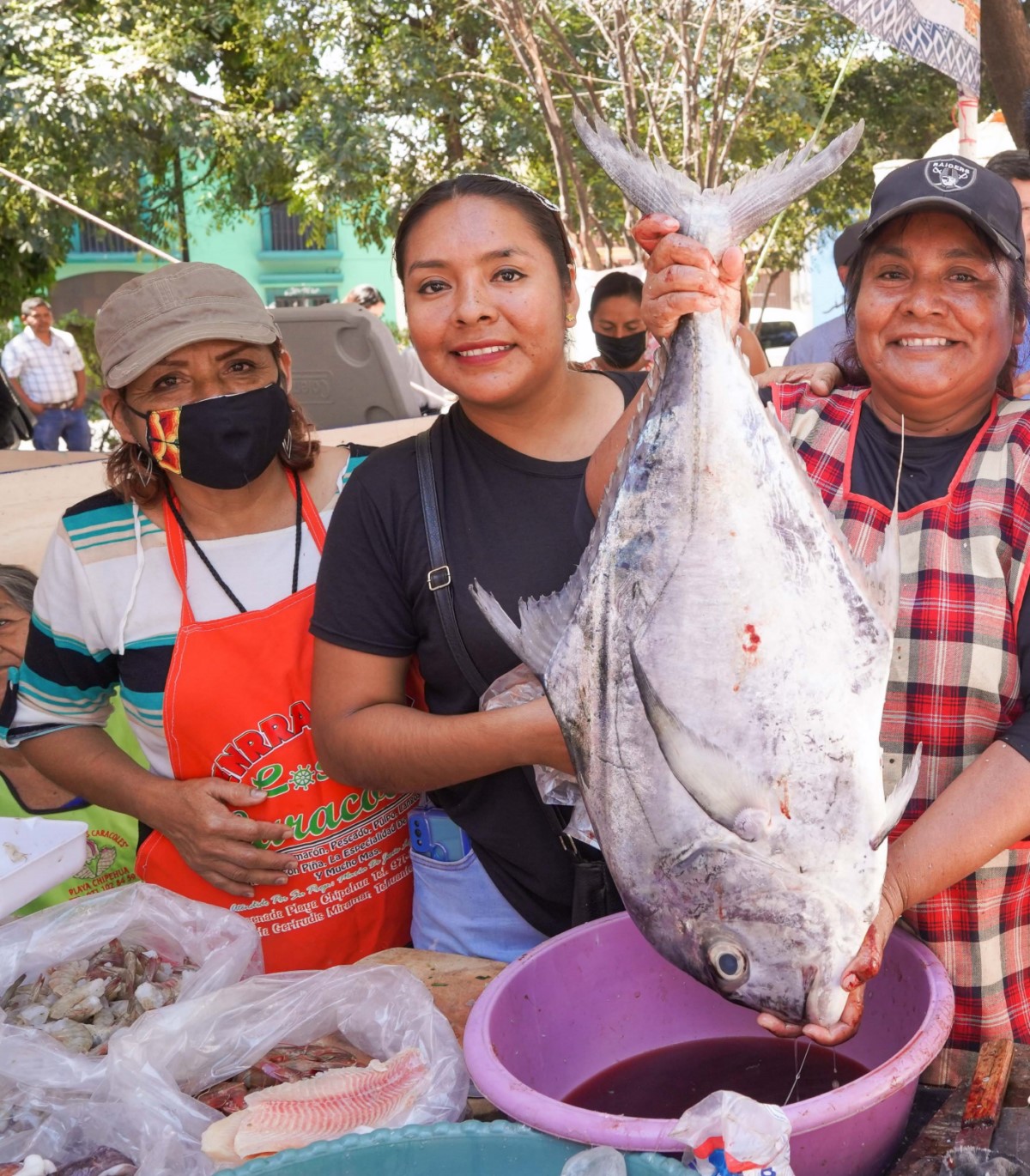 degustar de pescados y mariscos en la Plaza de la Danza
