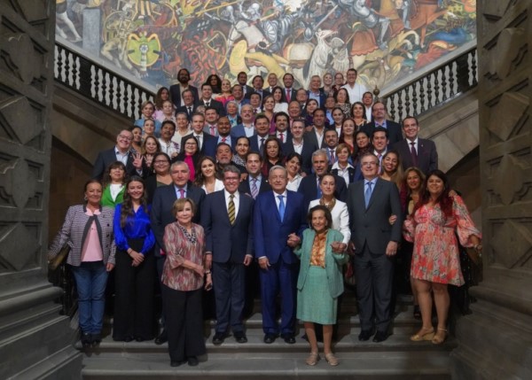 se reunió con senadoras y senadores en Palacio Nacional.