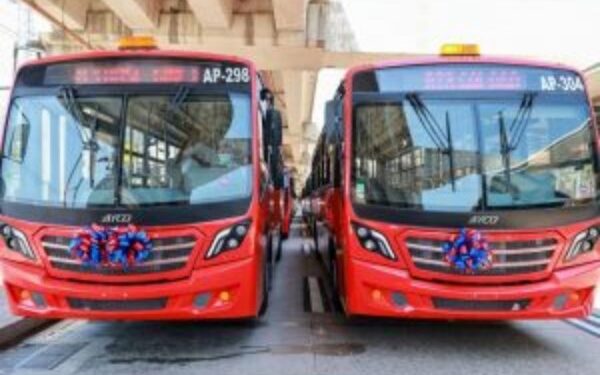 DA EVELYN SALGADO BANDERAZO A LA INCORPORACIÓN DE 25 UNIDADES AL SIT ACABÚS *Hoy el Acabús se consolida como el transporte colectivo de mayor afluencia en el estado, destaca la gobernadora *Agradece la confianza de los concesionarios para seguir invirtiendo *Con esta adhesión, se tendrá un total de 90 autobuses que darán servicio a más de 60 mil personas en las distintas rutas que cubre el sistema *Se trata de unidades de última generación y de acuerdo a las normas internacionales para reducir la emisión de contaminantes Acapulco, Gro., 28 de abril de 2023.- La gobernadora Evelyn Salgado Pineda dio el banderazo de salida a 25 unidades nuevas y de última generación, que permitirán fortalecer al Sistema Integral de Transporte (SIT) Acabús, ofreciendo a los usuarios una mejor calidad y rapidez en el servicio. Esto se suma a los 65 camiones existentes, con lo que un total de 90 autobuses ofrecerán traslados a más de 60 mil personas en sus distintas rutas. “Hoy el Acabús se consolida como el transporte colectivo de mayor afluencia en el estado, permitiendo la movilidad de 60 mil usuarios diariamente, que pueden trasladarse de manera rápida, segura, cómoda y eficiente. Por eso hemos sido muy insistentes en no nada más recuperar el Acabús, sino en fortalecerlo, en mejorarlo, con más unidades que permitan un mejor servicio”, dijo la mandataria estatal. En el evento realizado en la Terminal de Transferencia Renacimiento, la gobernadora destacó la participación de los concesionarios, quienes le apuestan a Acapulco a través de una importante inversión, como lo es esta nueva flotilla. “Esto se va a llevar a cabo de una manera totalmente transparente y siempre en beneficio de las familias acapulqueñas. Por eso muchos empresarios están apostando a Acapulco, a Guerrero, porque están encontrándose con este gobierno de puertas abiertas”, añadió. Dijo que todos estos resultados han sido prioritarios para poder consolidar un transporte en condiciones óptimas y con una visión transversal que atienda a todos los sectores. A este respecto se refirió a la iniciativa de Transporte Violeta, que busca ofrecer espacios seguros para las mujeres y niñas y que a través del Acabús, hay cuatro unidades exclusivas para ofrecer este servicio. “No vamos a dar un paso atrás hasta convertirnos en un ejemplo nacional. Cuando iniciamos el Protocolo Violeta no sabíamos que íbamos a ser un modelo a nivel nacional y esto nos impulsa a que en todas las cosas que hagamos, le pongamos todo el corazón, todo el trabajo, para que seamos un referente también a nivel nacional también en transporte y movilidad. Para que el transporte público siga siendo una prioridad para el bienestar de Guerrero”, explicó. Durante su participación, el secretario general de Gobierno, Ludwig Marcial Reynoso Núñez confió en que la adhesión de estas nuevas unidades permitirá que el Acabús mejoré su servicio, además de que reiteró el compromiso del gobierno estatal para vigilar que se haga un correcto ejercicio y uso de la concesión, para que se ofrezcan unidades de calidad y existan las mejores condiciones para su operación. “Nosotros pedimos un ejercicio correcto del sistema, pedimos que se dé un buen servicio al usuario, esa es la ganancia del gobierno del estado; es lo que vamos a seguir impulsando”, dijo. En representación de los concesionarios, la directora de Autobuses Metropolitanos Guerrero, Fernanda Patricia Ruano Fonseca, detalló que estas 25 unidades son de la marca Volkswagen 17230OD, cuentan con la norma internacional Euro 5 que ayuda a reducir las emisiones de gases nocivos al medio ambiente. Tienen cuatro cilindros ahorradores de combustible y un aire acondicionado diseñado especialmente para altas temperaturas, como las que hay en el puerto. También informó que ya están disponibles las nuevas tarjetas y la aplicación Mi Saldo Acabús, a través de la que los usuarios podrán revisar su saldo y hacer recargas desde su celular. A nombre de los choferes, la operadora Acabús del Transporte Violeta, Verónica Buitrón Ortiz, agradeció la puesta en marcha de esta iniciativa, ya que permite ofrecer seguridad y tranquilidad a sus usuarias. “Agradecer al gobierno del estado de Guerrero, por este programa tan noble; a mí que me toca día a día transportar mujeres, me doy cuenta de la paz y la tranquilidad que este Transporte Violeta les brinda a todas ellas; la lucha contra la violencia de género la estamos dando todos los días”, apuntó. Asistieron a este evento la presidenta de la Junta de Coordinación Política del Congreso Local, Yoloczin Domínguez Serna; el concesionario transportista Fernando Ruano Bolaños; la directora general del Acabús, Sara Sebastián Pérez; así como la diputada Estrella de la Paz Bernal y el diputado Joaquín Badillo Escamilla.