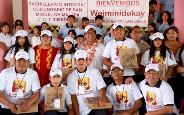 como alfabetizadores para enseñar a leer y escribir a las personas adultas mayores de su comunidad