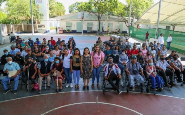 encabeza la entrega de 216 aparatos funcionales y de movilidad