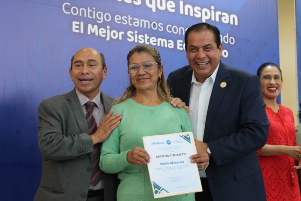 A maestras y maestros se les reconoce su labor y acciones de mejora educativa.