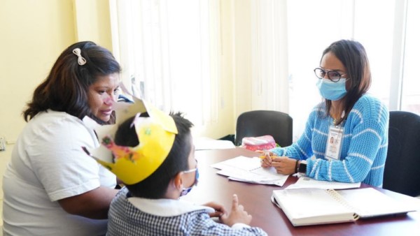 exhorta a las madres y padres de familia cuidar el crecimiento y desarrollo de la población infantil