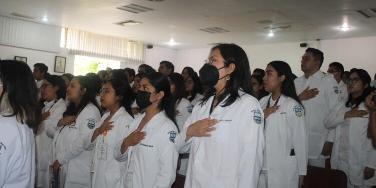 Una plantilla de 85 médicas y médicos concluyeron sus internados de pregrado