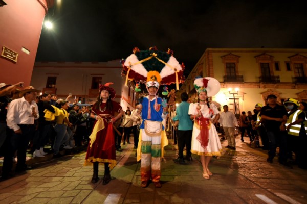 el gran contingente acompañado con toritos, música y fuegos artificiales