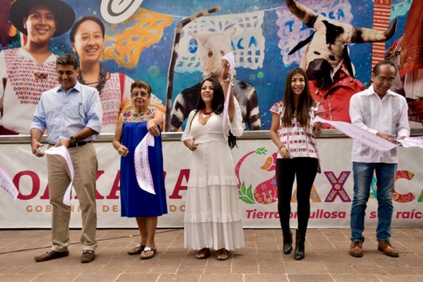 Cine Gob (cine móvil) en el que se proyecta el documental conocimiento de las raíces ancestrales de las 16 etnias y el pueblo afromexicano