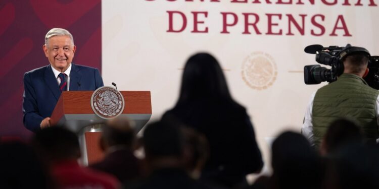 Obras hidráulicas en Nayarit, Sinaloa, Nuevo León y Jalisco abastecerán agua para riego y consumo doméstico El presidente Andrés Manuel López Obrador resaltó las obras que lleva a cabo el Gobierno de México con el objetivo de atender el abasto de agua para uso agrícola y consumo doméstico. “Estamos atendiendo esto en todo el país, estamos atentos para que no falte el agua, que es lo más indispensable. (…) Sí hay agua para riego suficiente y para consumo doméstico; sí ha habido calor en algunas zonas más que antes, pero no hay riesgo de que nos quedemos sin agua en ninguna parte del país”, subrayó. En conferencia de prensa matutina, el mandatario recordó el recorrido del pasado fin de semana en Nayarit, Sinaloa, Nuevo León y Jalisco para constatar avances en proyectos hidráulicos. En Nayarit, destacó, se construye el distrito de riego Alejandro Gascón Mercado que abastecerá a más de 40 mil hectáreas en beneficio de ejidatarios y pequeños propietarios del norte de la entidad. El ingeniero residente de la Secretaría de la Defensa Nacional, Iván Hernández Uribe, está a cargo de la obra. En Sinaloa, la federación concluye la presa Santa María. El jefe del Ejecutivo reconoció la labor del director general, Cedric Iván Escalante Sauri, quien está al frente del proyecto, cuyo avance es superior al 90 por ciento. En la presa Picachos, al sur de ese mismo estado, Alejandro Isauro Martínez Orozco, director general del Organismo de Cuenca Pacífico Norte, es el encargado de la obra. Está en comunicación permanente con los trabajadores del campo que tendrán agua para riego. El presidente puntualizó que el acueducto Agua Saludable para La Laguna progresa de acuerdo al programa y se entregará en el tiempo estipulado. El Cuchillo II, que se prevé estará listo a mediados de septiembre, resolverá la sequía en Nuevo León. Colaboran en esta obra los gobiernos estatal y municipales, además de representantes del sector privado. “Esperemos que llueva en todo el norte; es el caso de Nuevo León, estamos también esperando que llueva, que no se prolongue la sequía. En todo julio no llovió en la zona conurbada de Monterrey y por eso nos estamos apurando para terminar el acueducto de El Cuchillo II”, señaló. En Jalisco, la presa El Zapotillo atenderá la necesidad de los pueblos, con los que el gobierno federal llegó al acuerdo de no inundar a las comunidades. Para cumplir este compromiso, la Comisión Nacional del Agua (Conagua) diseñó un sistema de ventanas en la presa. “Una obra de ingeniería hidráulica también excepcional y con eso permitieron los pueblos que se concluya la presa y se va a tener agua para la zona conurbada de Guadalajara”, apuntó el presidente. Sostuvo que las y los funcionarios del Gobierno de la Cuarta Transformación seguirán trabajando 24 horas los siete días de la semana a fin de entregar todas las obras completas antes de septiembre de 2024. “Eso es lo que nos permite avanzar, ese entusiasmo. Antes se llamaba ‘emoción social’, que se fue perdiendo por el burocratismo, por el lucro y por la ineficiencia, por la corrupción y los malos ejemplos de los gobernantes de arriba, pero ahora hay una mística de trabajo porque se está buscando transformar a México y todo esto es en beneficio de nuestro pueblo”, expresó.